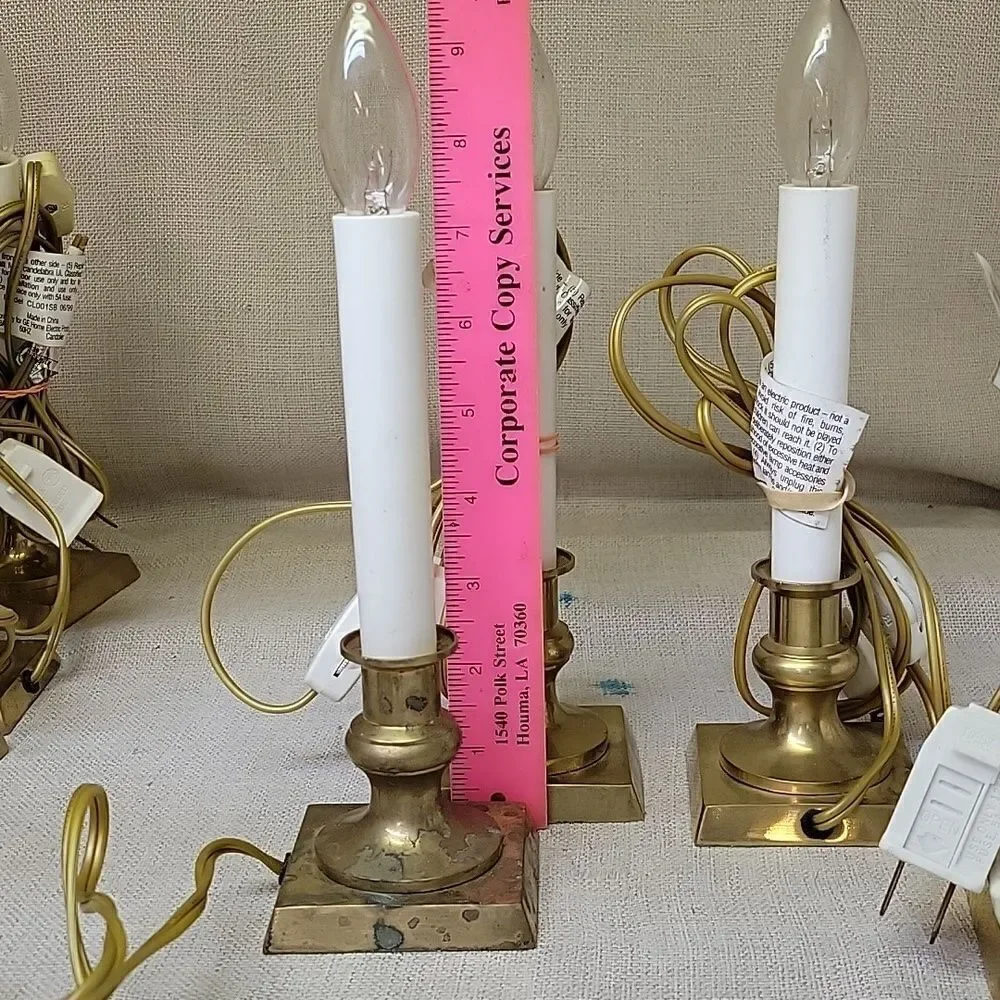 LOT OF 4 ELECTIC BRASS BASE 7” CANDELSTICKS WITH SWITCH AND BULBS. Set‎ 2